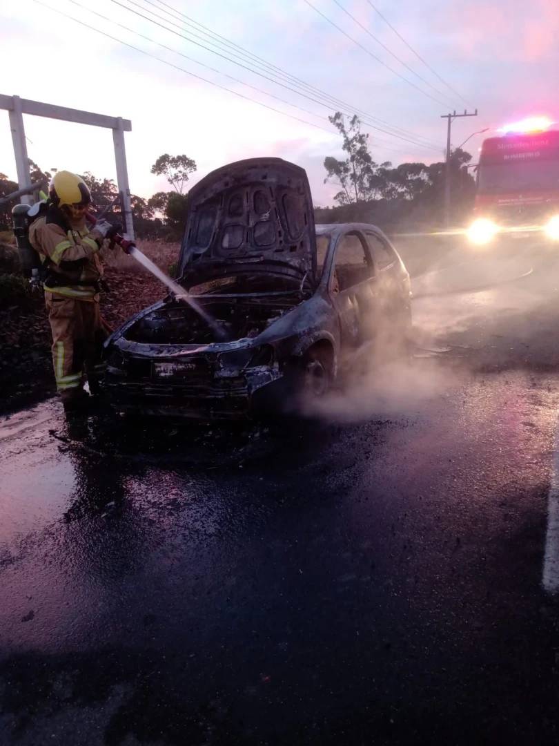 Carro é destruído por incêndio em Jaguaruna — foto 1