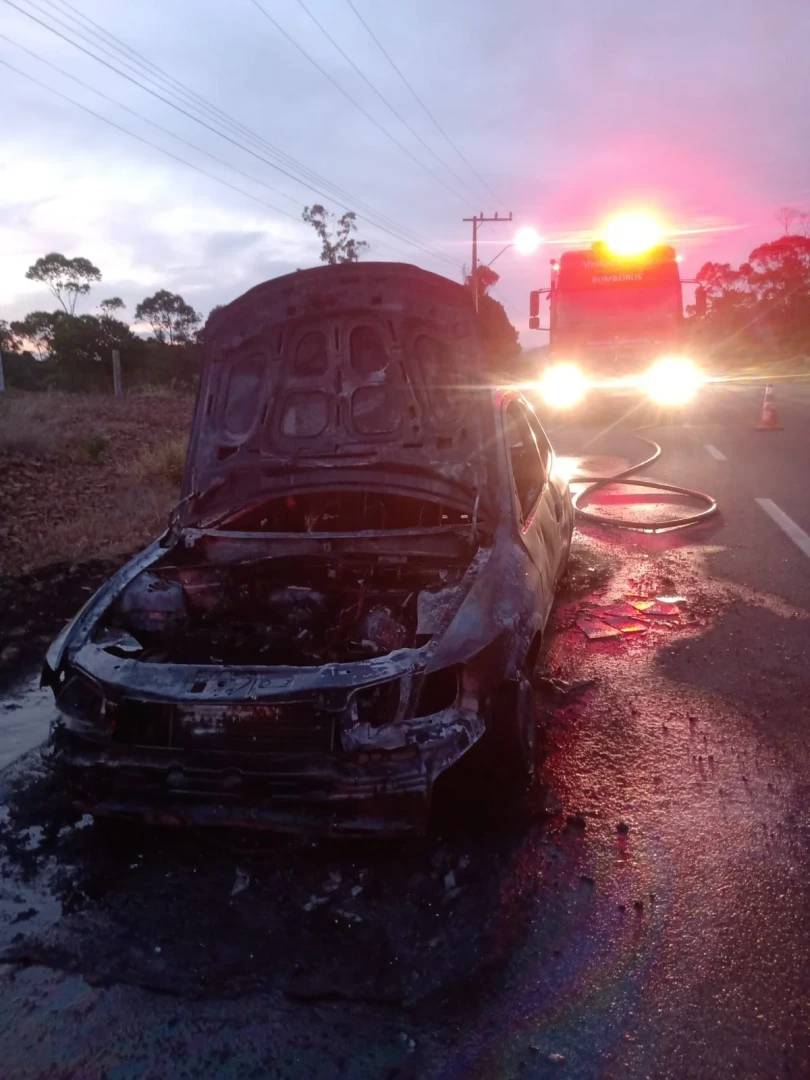 Carro é destruído por incêndio em Jaguaruna — foto 2