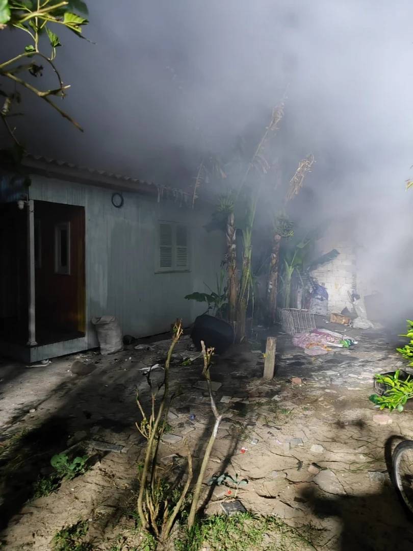 Corpo de Bombeiros combate incêndio em casa em Araranguá — foto 1