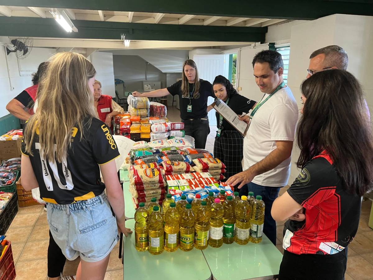 Alunos do Colégio Satc arrecadam mais de 1,2 tonelada de alimentos para a Cruz Vermelha — foto 4