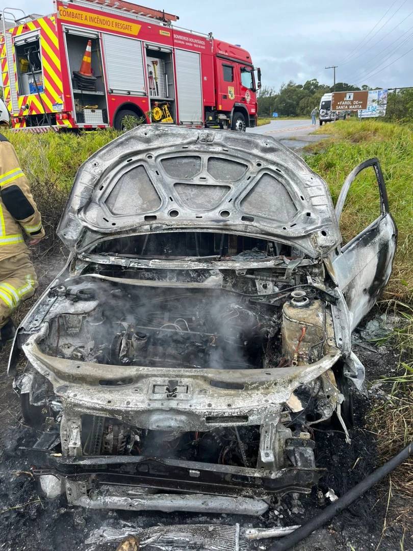 Laguna: caminhonete é destruída por incêndio no Farol de Santa Marta — foto 1