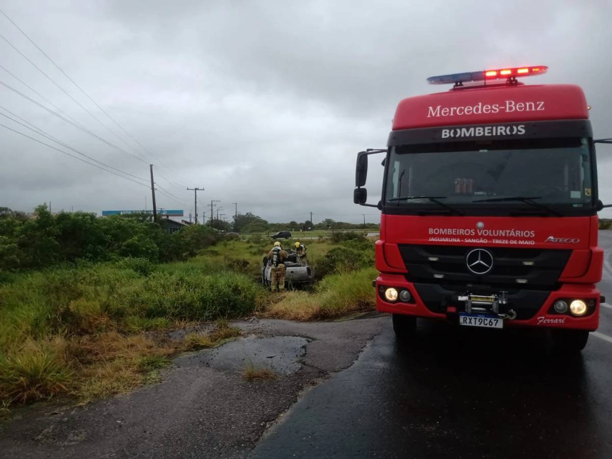 Laguna: caminhonete é destruída por incêndio no Farol de Santa Marta — foto 2