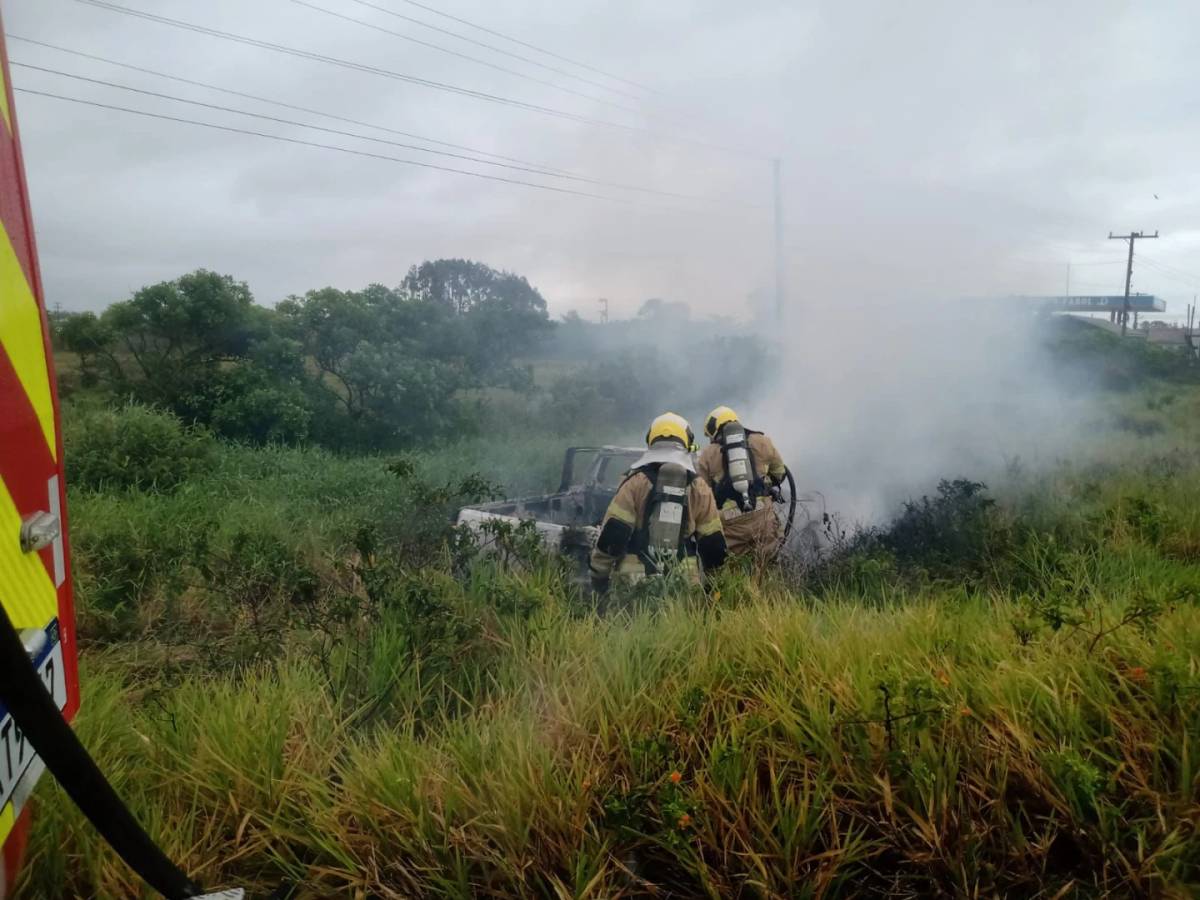Laguna: caminhonete é destruída por incêndio no Farol de Santa Marta — foto 7