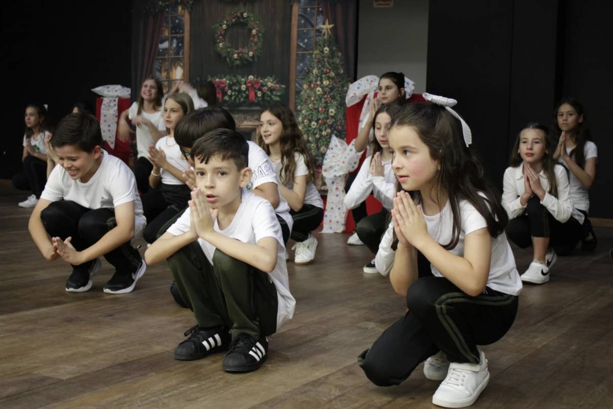 Show de Natal traz emoção para famílias do Colégio Satc Turvo — foto 2