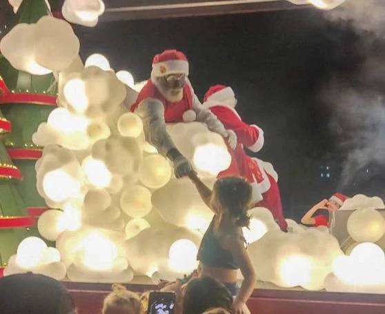 Moradores de Criciúma se encantam com caravana de Natal da Coca-Cola — foto 1