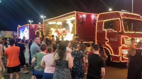 Moradores de Criciúma se encantam com caravana de Natal da Coca-Cola — foto 2