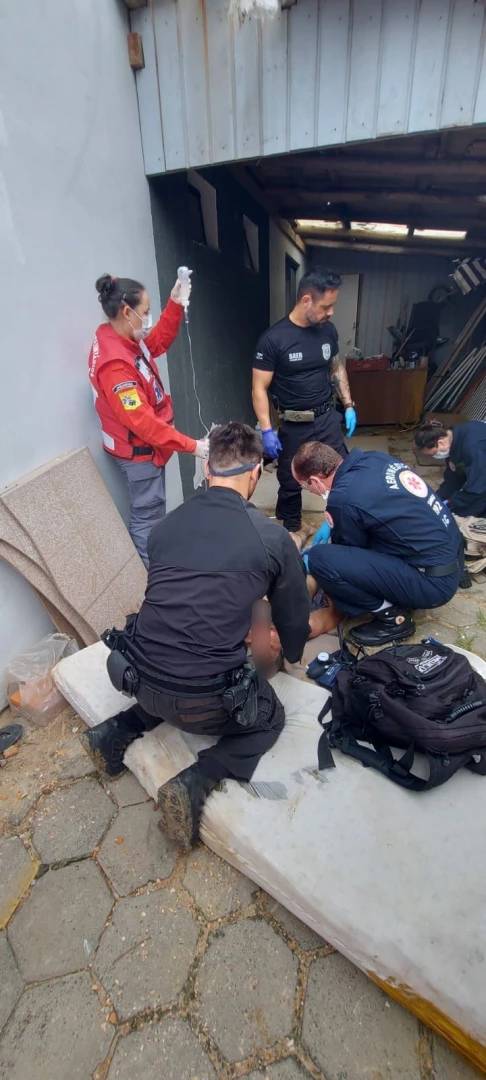 Trabalhador cai de telhado e fica ferido em Jaguaruna — foto 2