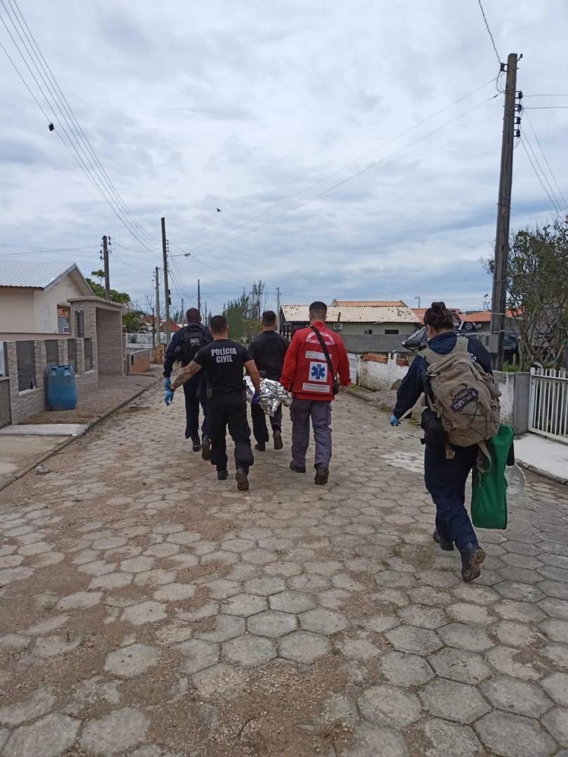 Trabalhador cai de telhado e fica ferido em Jaguaruna — foto 4