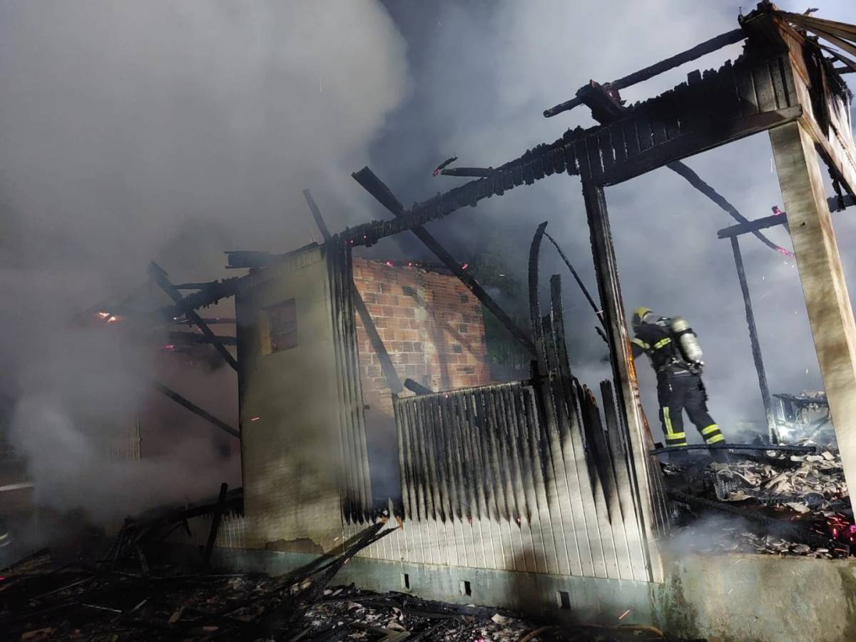 Residência de madeira é destruída por incêndio em Criciúma — foto 1