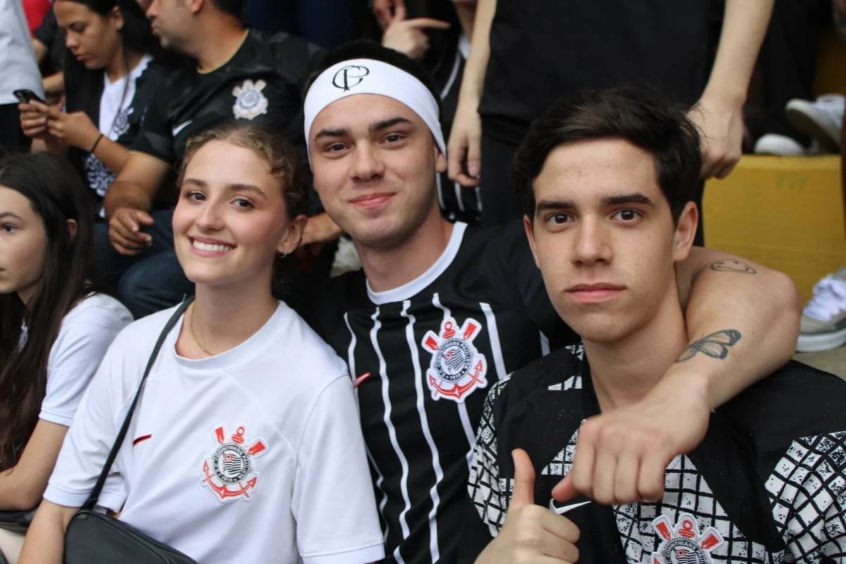 Torcida corinthiana comparece em peso no HH e celebra vitória contra o Criciúma — foto 1