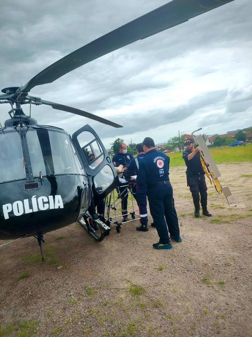 Homem é resgatado de área de mata depois de cair de árvore — foto 1