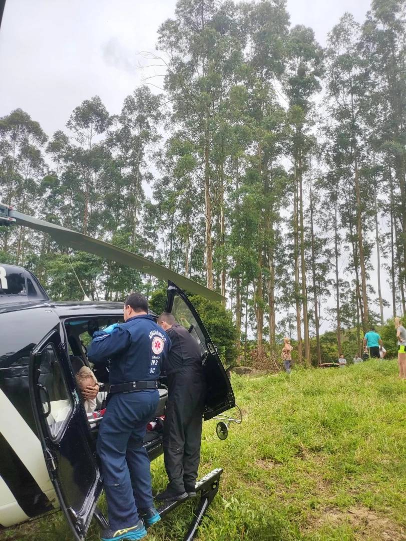 Homem é resgatado de área de mata depois de cair de árvore — foto 2