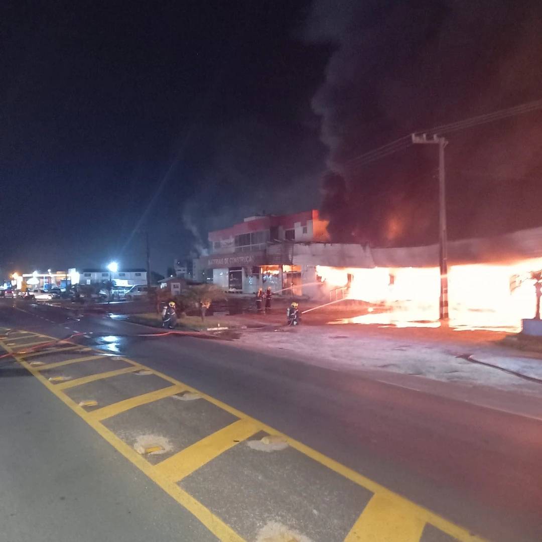 Loja de materiais de construção é destruída por incêndio em Içara — foto 1