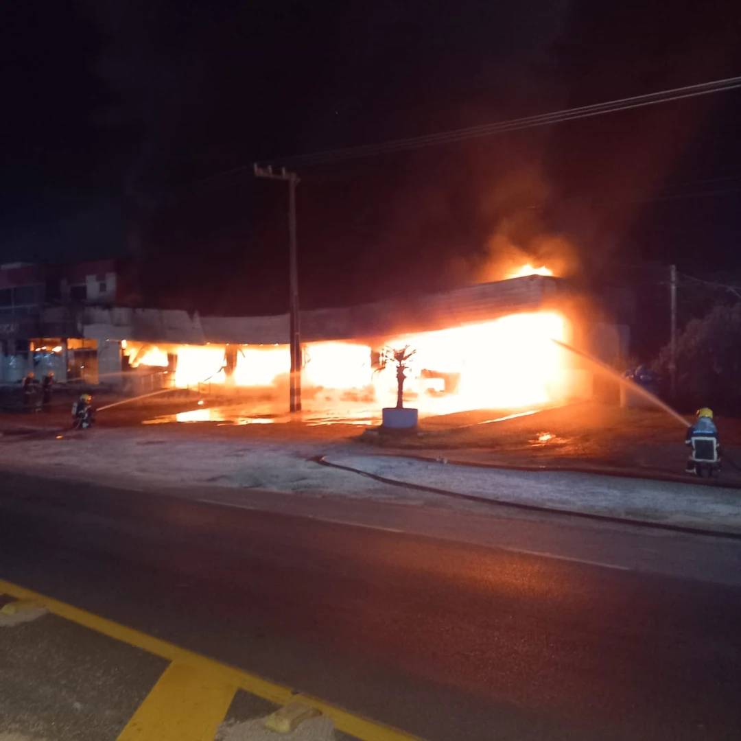 Loja de materiais de construção é destruída por incêndio em Içara — foto 2