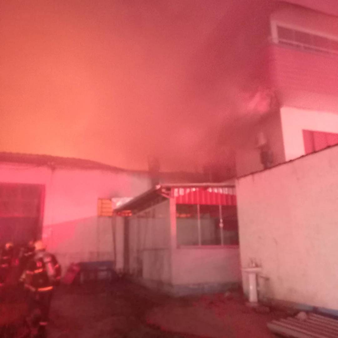 Loja de materiais de construção é destruída por incêndio em Içara — foto 3