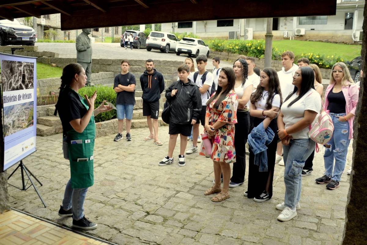Contação de história serve como introdução ao Museu ao Ar Livre — foto 1