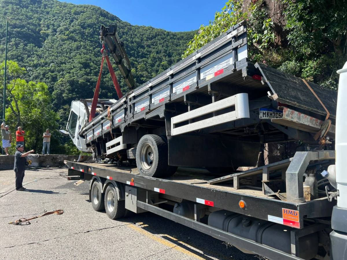 Serra do Rio do Rastro tem tráfego liberado após retirada de caminhão — foto 1