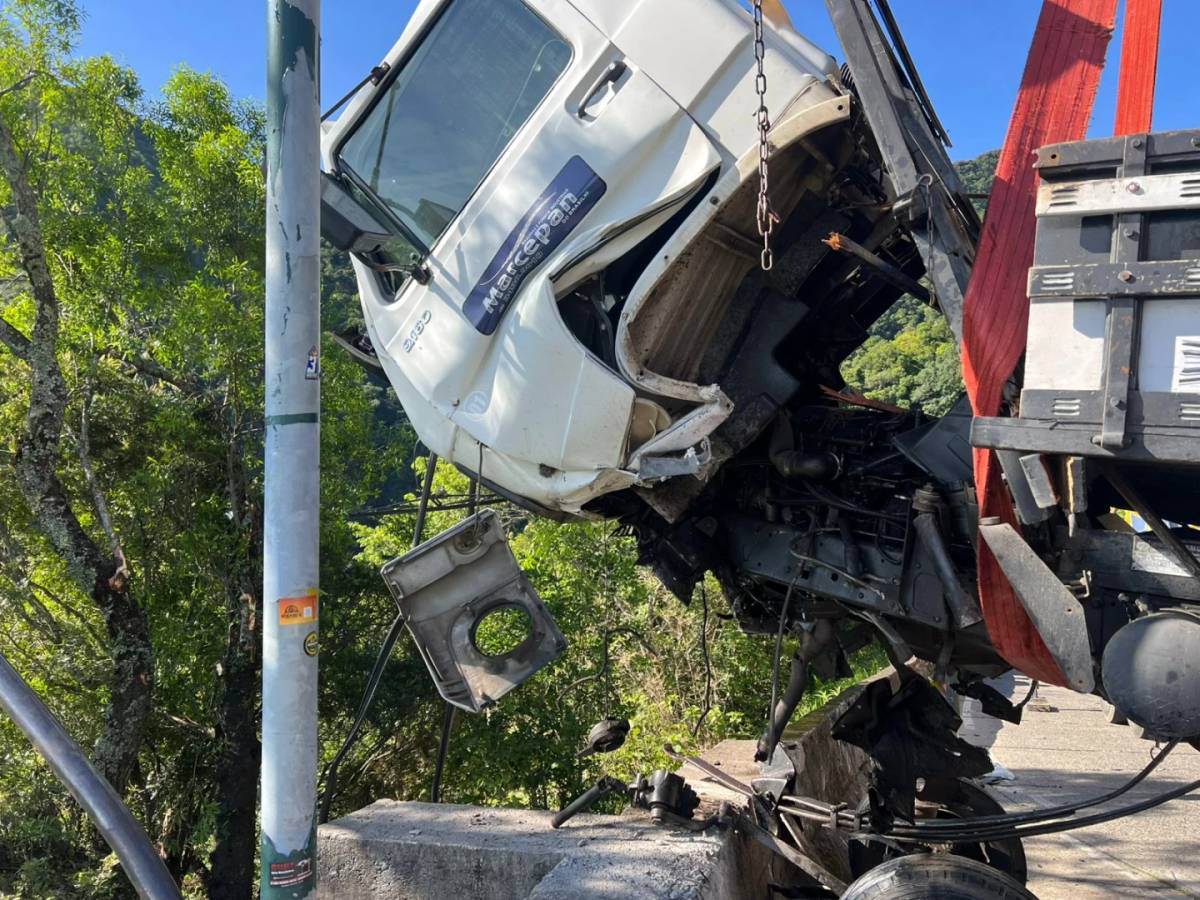 Serra do Rio do Rastro tem tráfego liberado após retirada de caminhão — foto 4