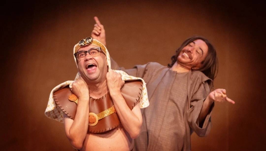Em turnê nacional, espetáculo de comédia chega ao Teatro Elias Angeloni neste sábado — foto 1