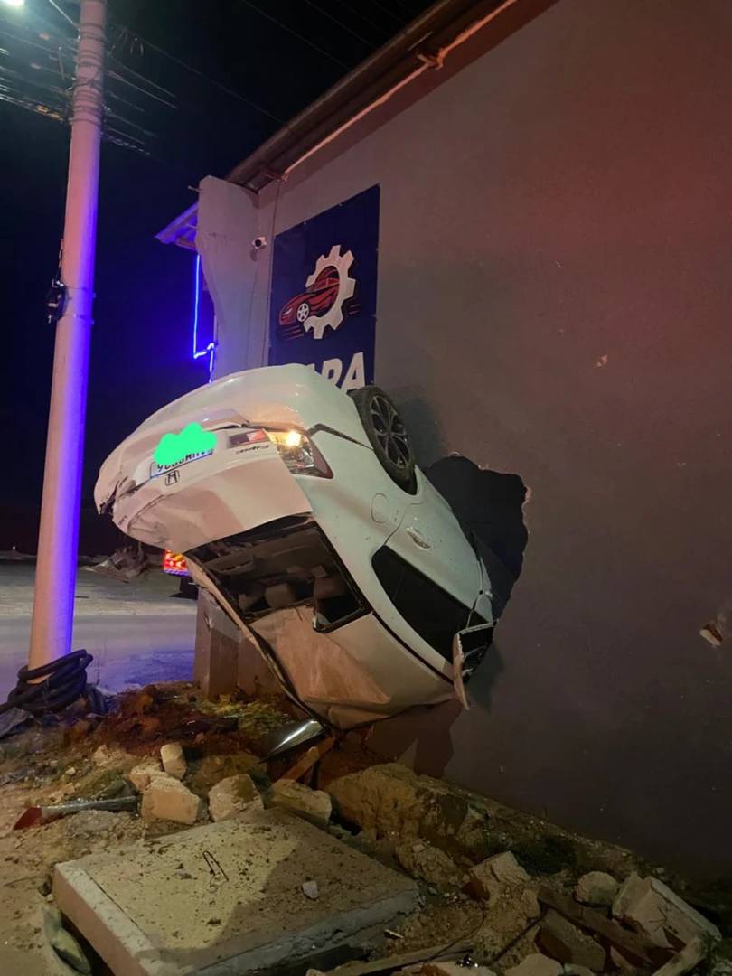Carro colide contra estabelecimento comercial na SC-445 — foto 1
