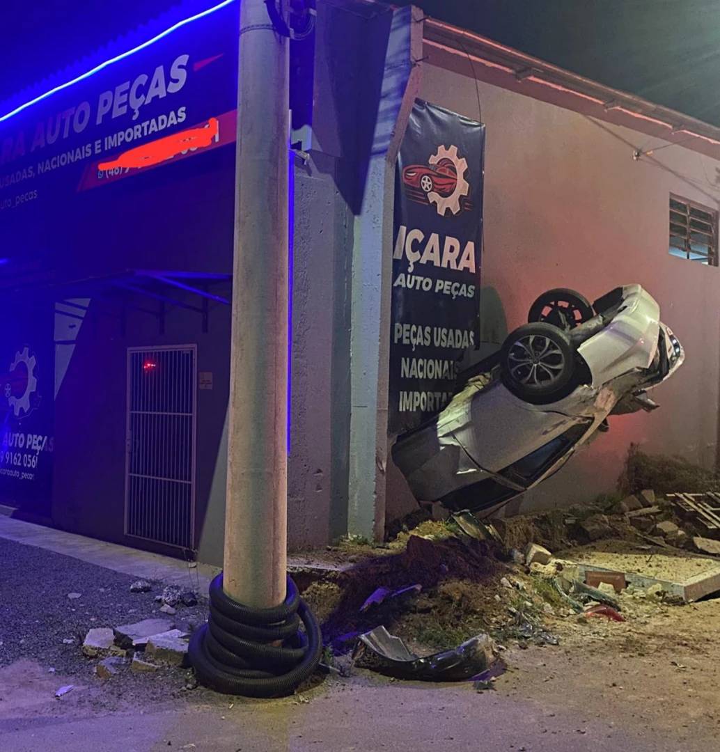Carro colide contra estabelecimento comercial na SC-445 — foto 2
