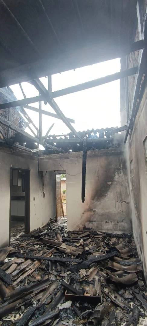Incêndio compromete estrutura de garagem em Praia Grande — foto 1