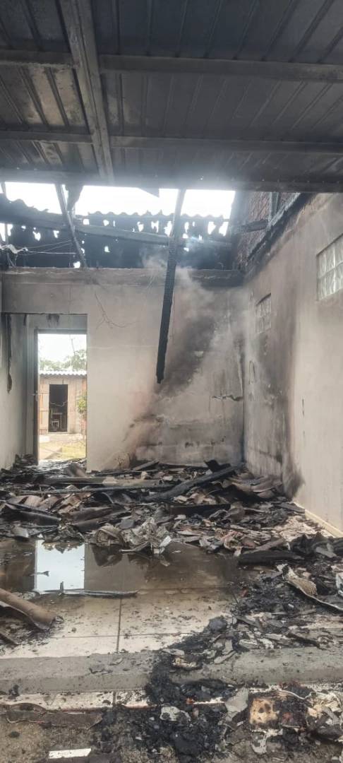 Incêndio compromete estrutura de garagem em Praia Grande — foto 2