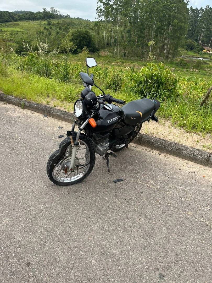 Motociclista fica ferido após colidir contra carro — foto 2