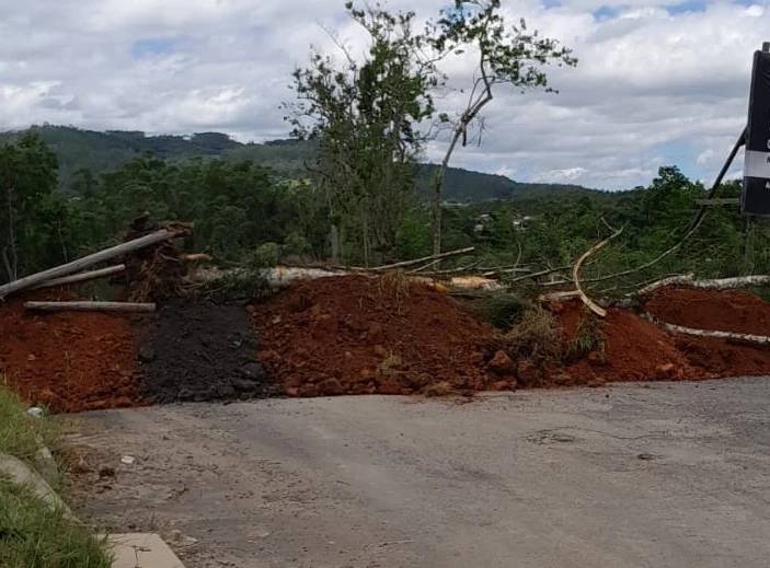 Moradores bloqueiam rua por falta de pavimentação em Criciúma — foto 1