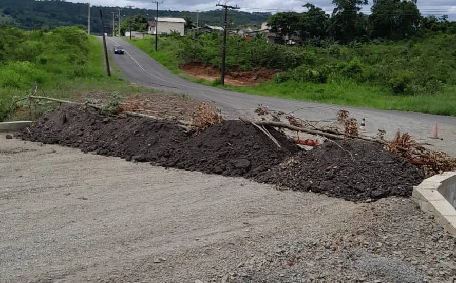 Moradores bloqueiam rua por falta de pavimentação em Criciúma — foto 2