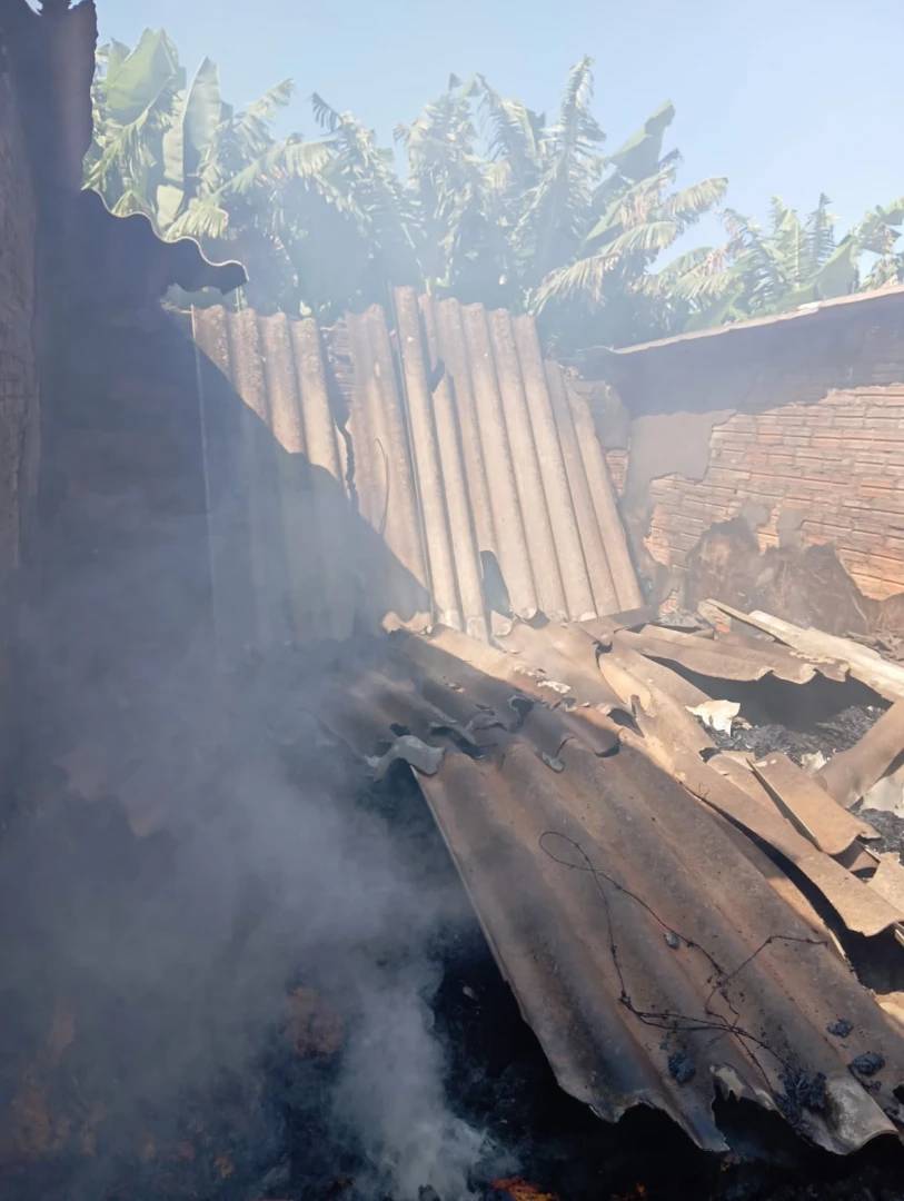 Depósito de fumo seco é destruído por incêndio — foto 1