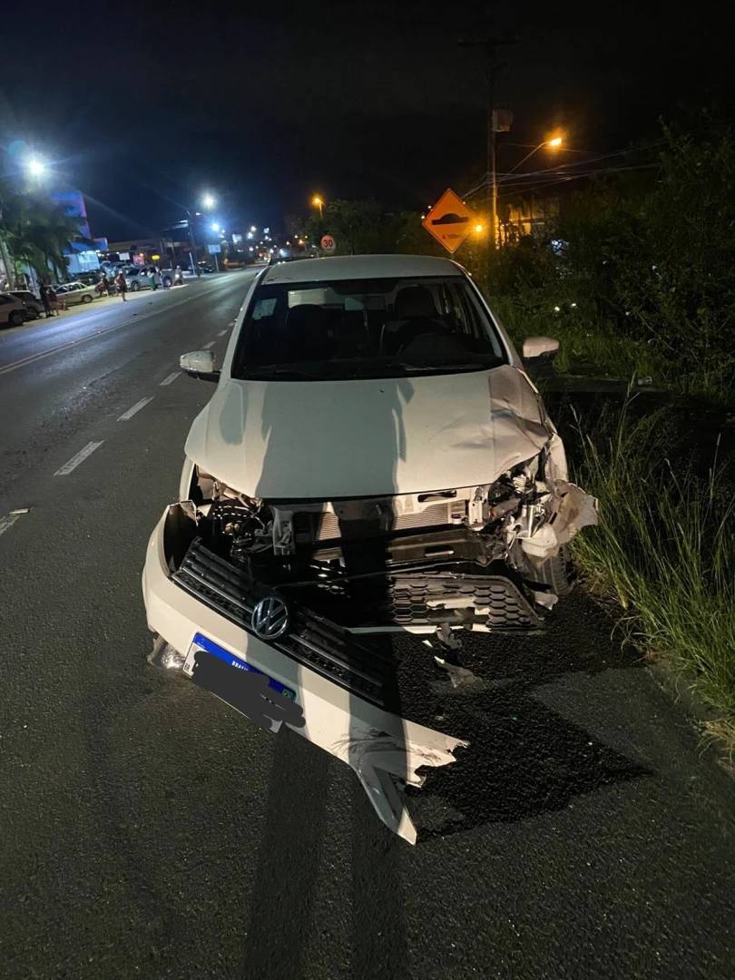 Colisão entre carro e moto deixa adolescentes feridos na SC-108 — foto 1