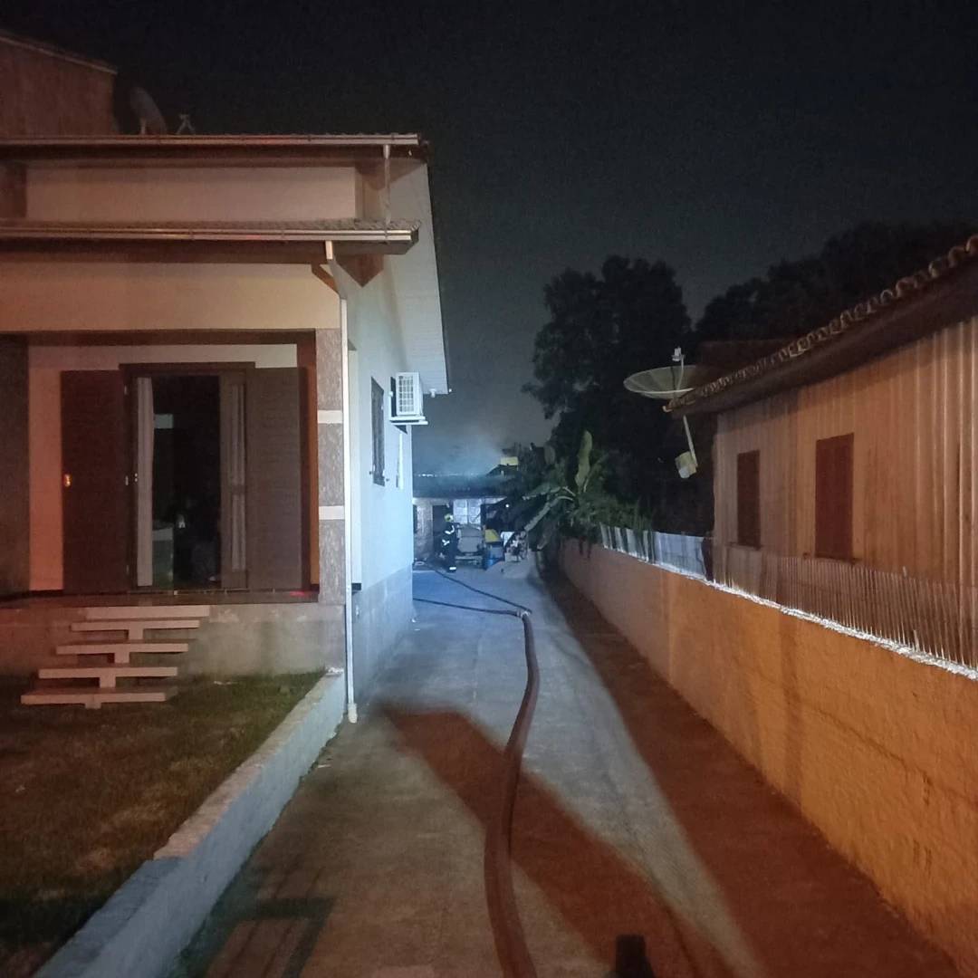Incêndio destrói edícula em Balneário Rincão — foto 1