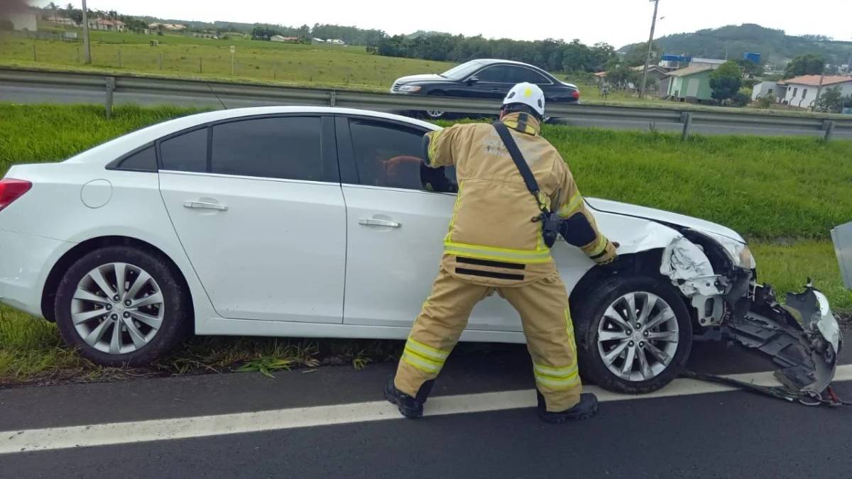 Colisão seguida de saída de pista deixa motorista ferida na BR-101 — foto 1