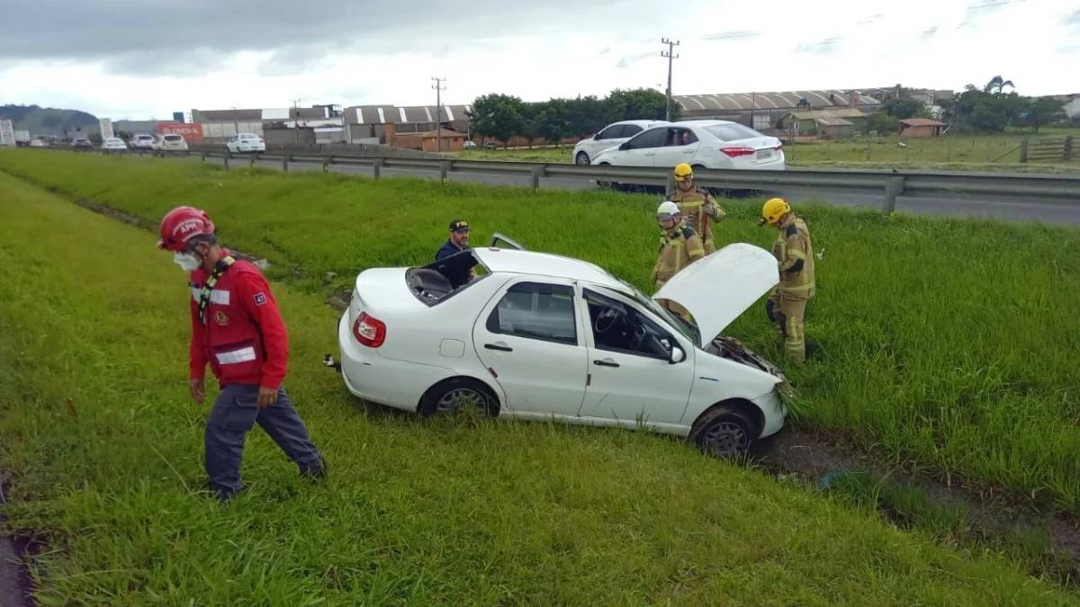 Colisão seguida de saída de pista deixa motorista ferida na BR-101 — foto 3