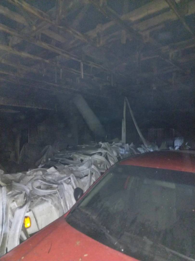 Garagem com mais de 30 veículos é atingida por incêndio em Criciúma — foto 1