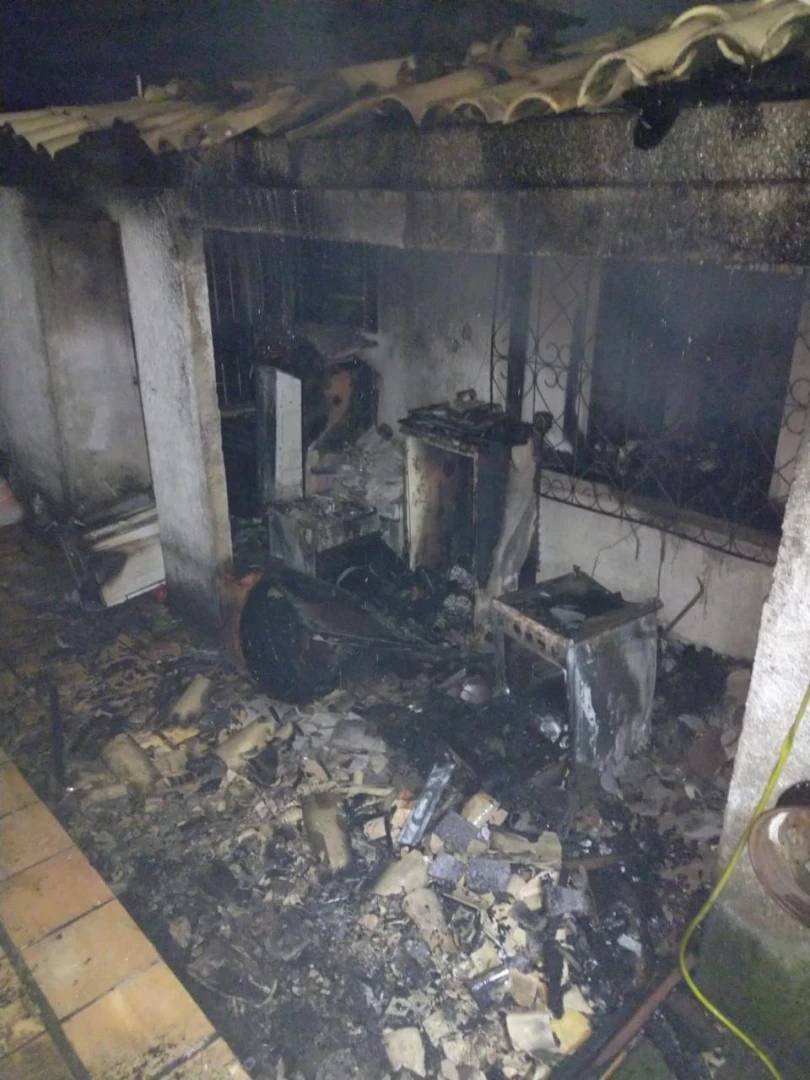 Garagem com mais de 30 veículos é atingida por incêndio em Criciúma — foto 2