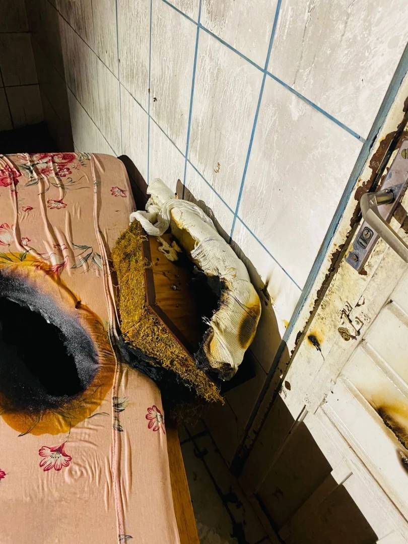 Policiais entram em casa em chamas e salvam idosa em Araranguá — foto 1