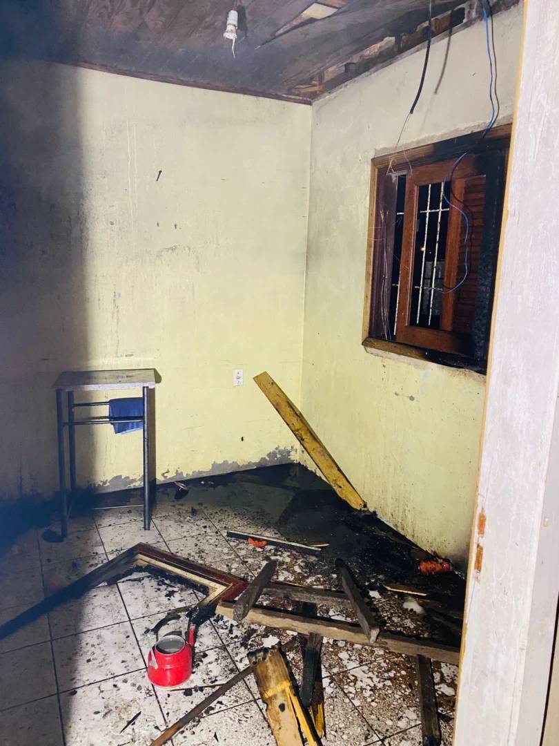 Policiais entram em casa em chamas e salvam idosa em Araranguá — foto 4