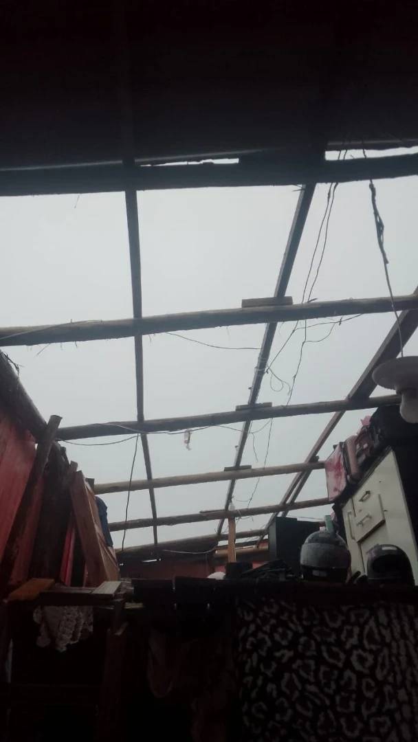 Chuvas provocam destelhamentos e alagamentos em Criciúma — foto 1