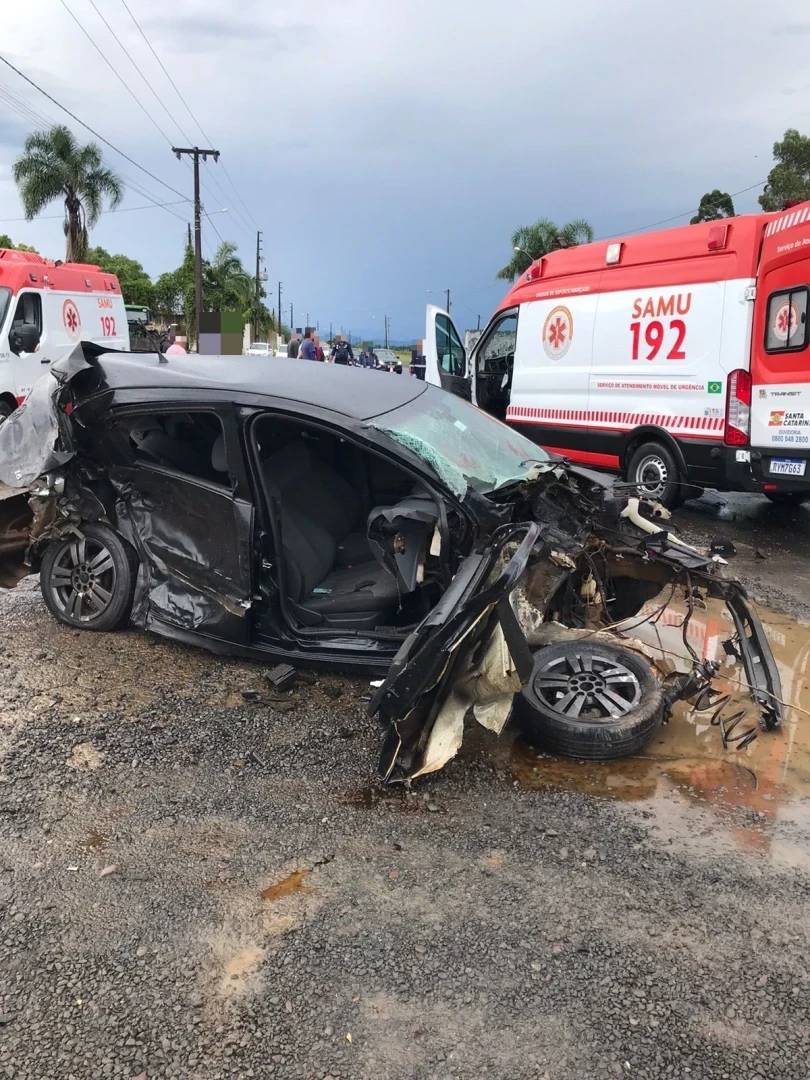 Motorista morre em colisão entre carro e caminhão na SC-447 — foto 1
