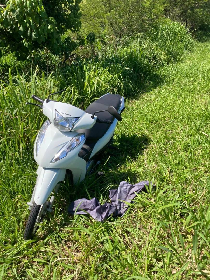 Motociclista fica ferida após sofrer queda em Jaguaruna — foto 1