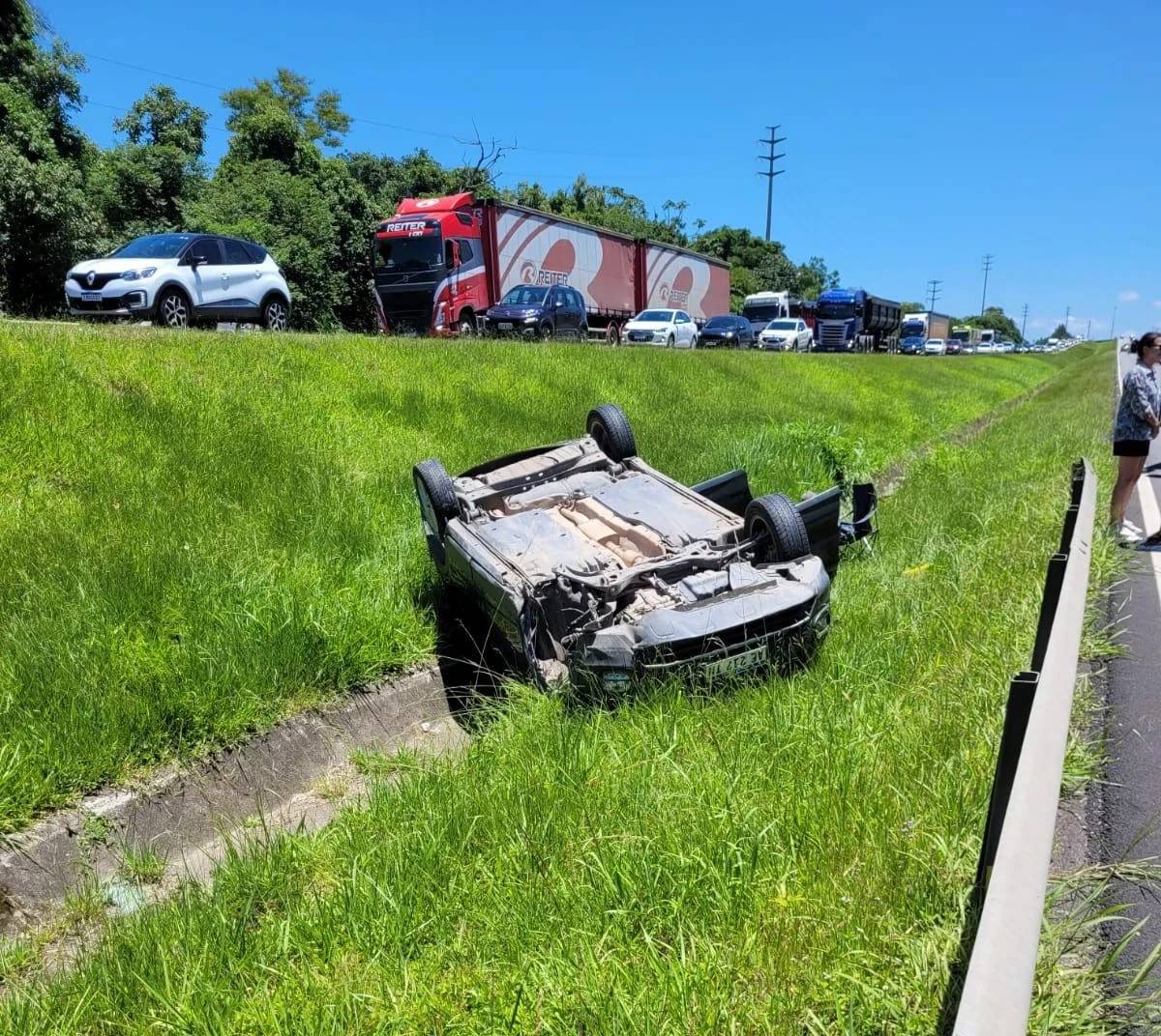 Colisão entre veículos resulta em capotamento na BR-101 — foto 1