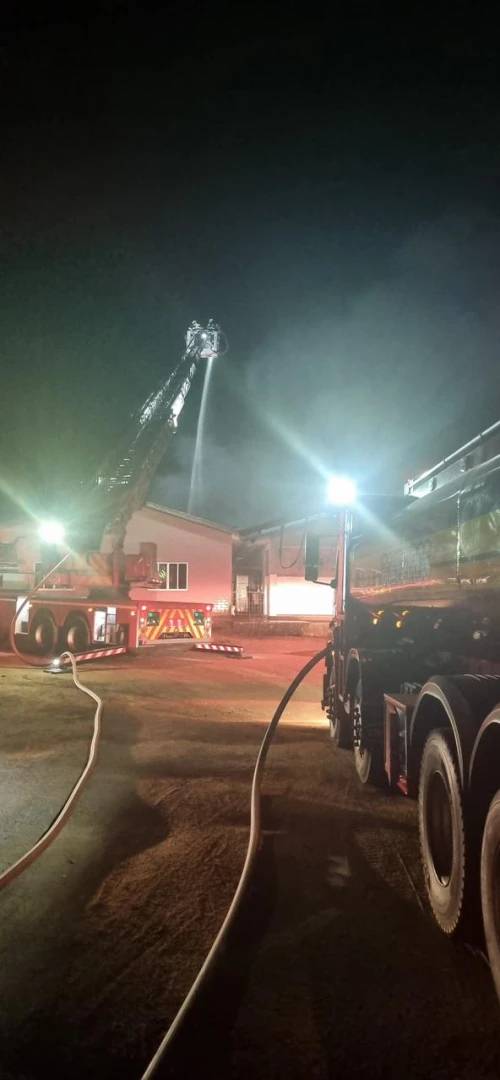 Incêndio destrói empresa de baterias na BR-101 em Sangão — foto 1
