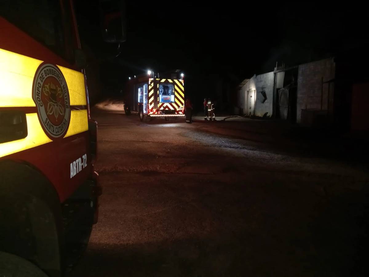 Incêndio destrói empresa de baterias na BR-101 em Sangão — foto 2