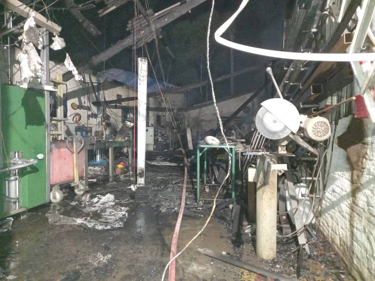Incêndio destrói empresa de baterias na BR-101 em Sangão — foto 3