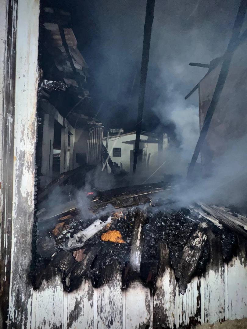 Morador é retirado de casa por vizinhos durante incêndio em Criciúma — foto 1