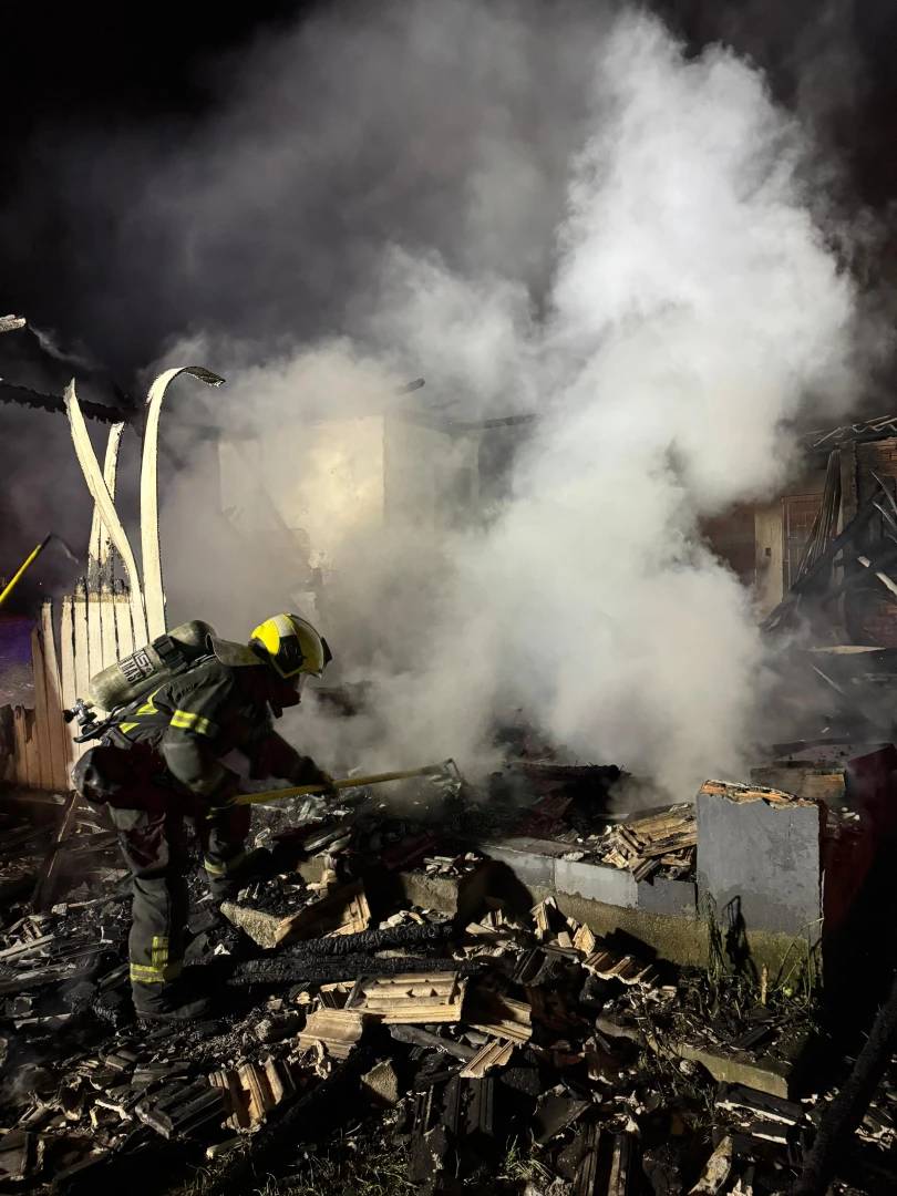 Morador é retirado de casa por vizinhos durante incêndio em Criciúma — foto 2