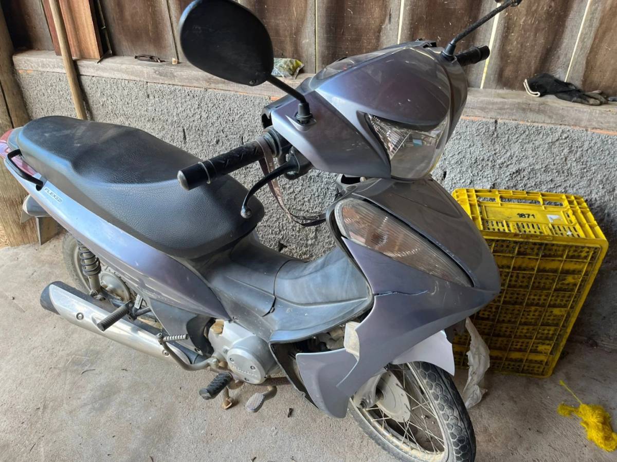 Colisão entre carro e moto deixa motociclista ferida — foto 1