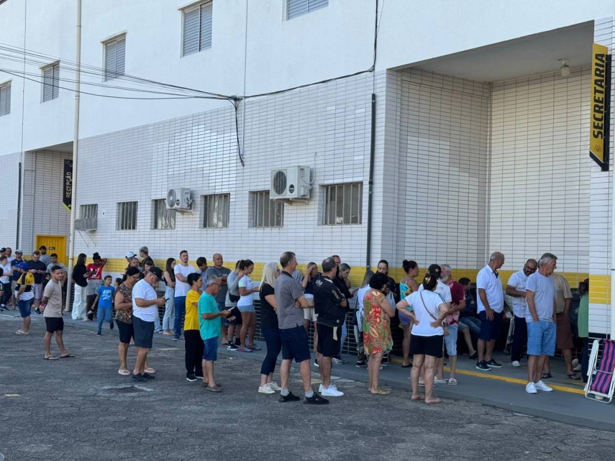 Torcedores do Criciúma formam fila para se associar ao clube — foto 1